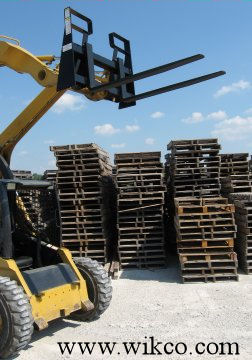 Skid Steer Universal Quick Attach Pallet Forks With Step-Through Design On The Frame
